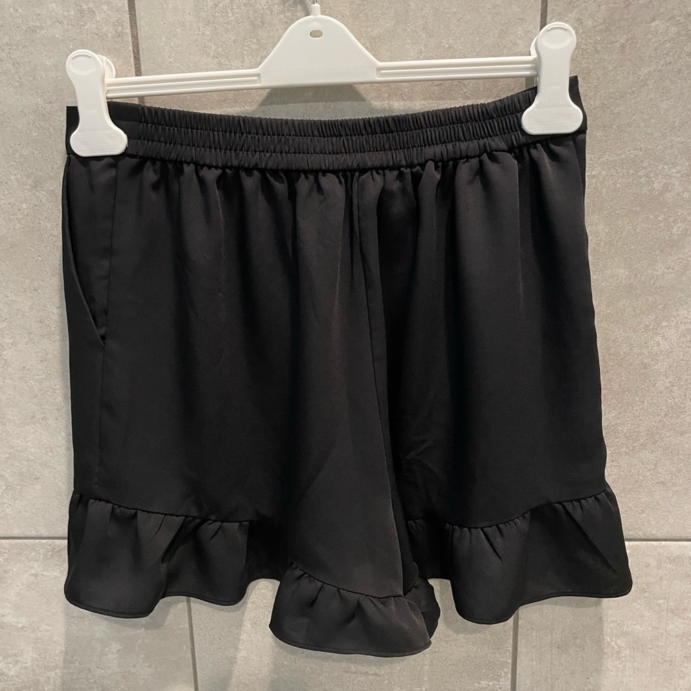BCBG Ruffled shorts - Picture 2 of 6